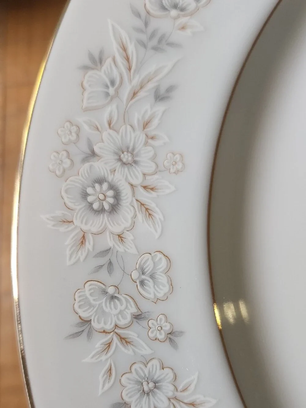 Elegant 3-Tier Gold and White Vintage Porcelain Serving Stand